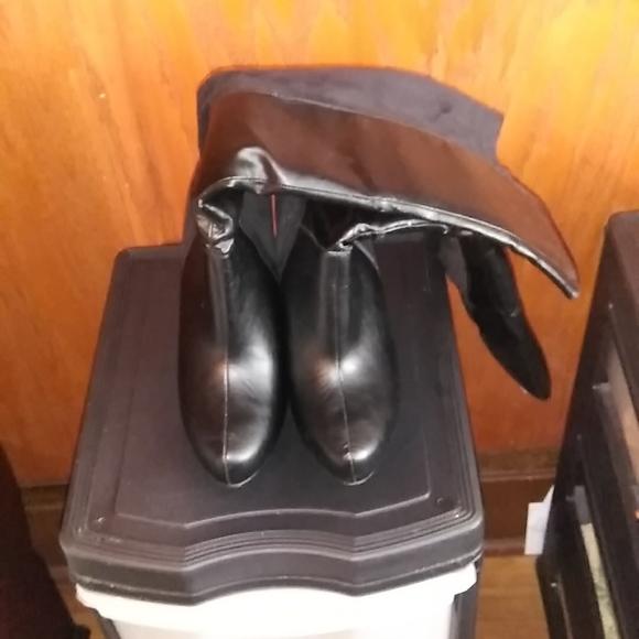 Women Boots - Picture 3 of 10